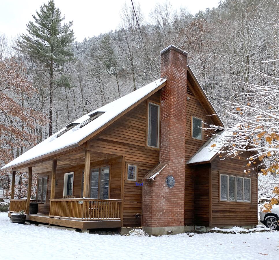 Exterior View of Our Killington Weekly Rentals in the Snowy Winter.